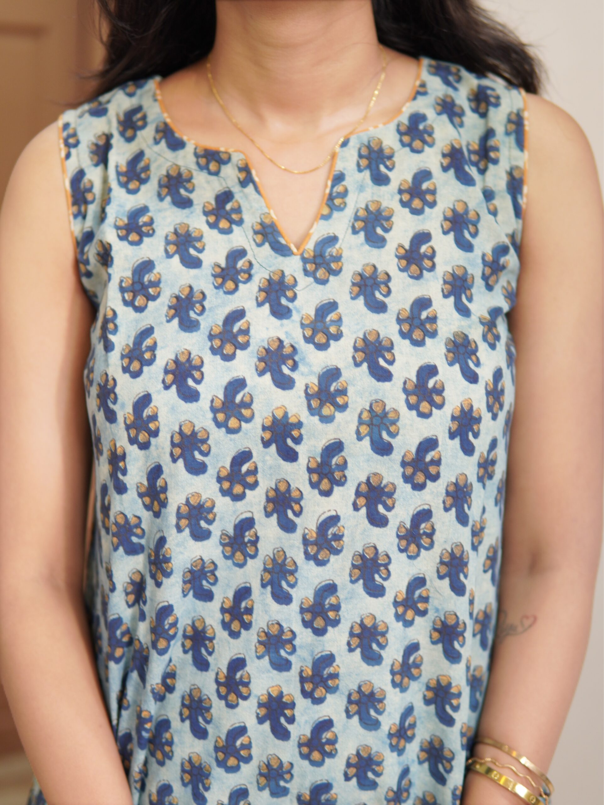 Vansapti A-line slit dress - Image 2